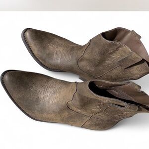 Me Too Tan Western Boots